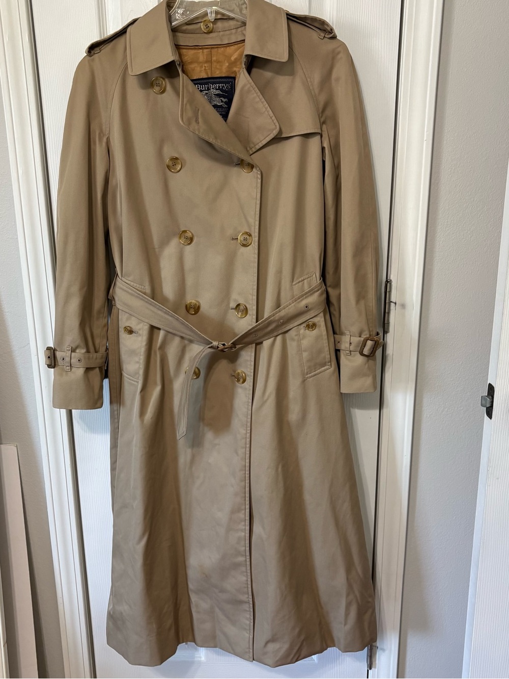 Burberrys’ Khaki Double-Breasted Trench Coat with Belt Women’s 6 Long Zip Lining